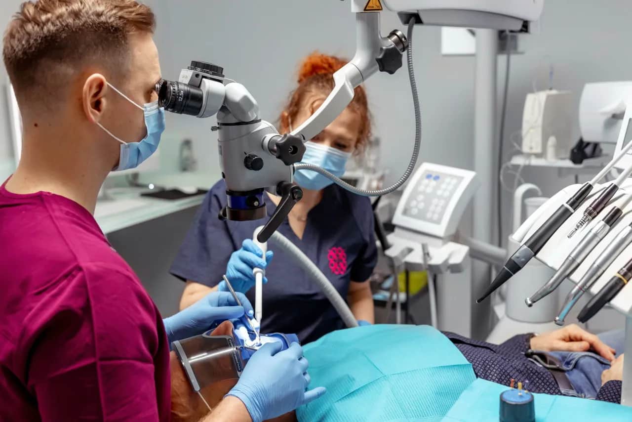 Leczenie kanałowe bez bólu? Pełny przewodnik i koszty 2026