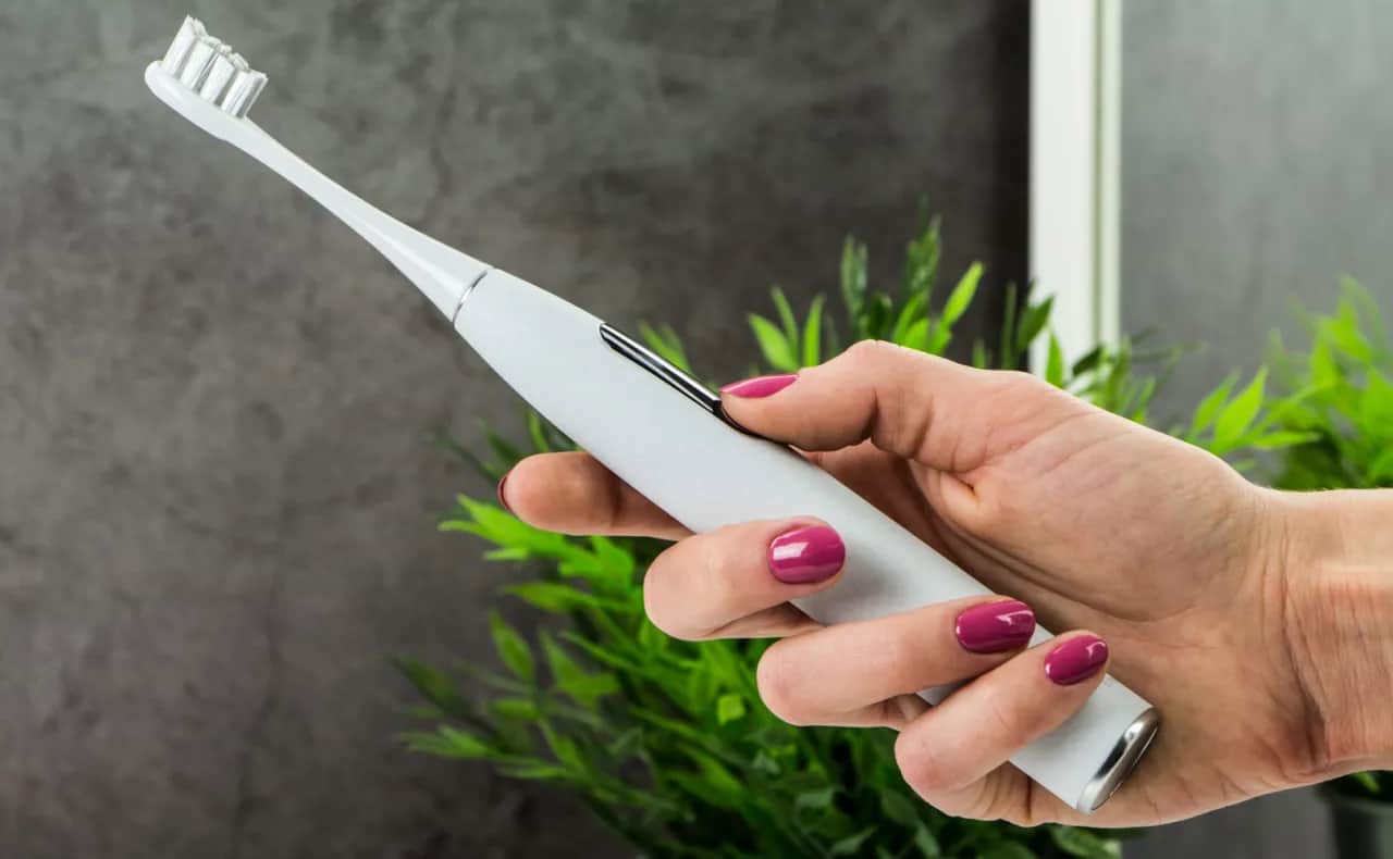 Szczoteczka soniczna czy elektryczna? Ekspert radzi, co wybrać!