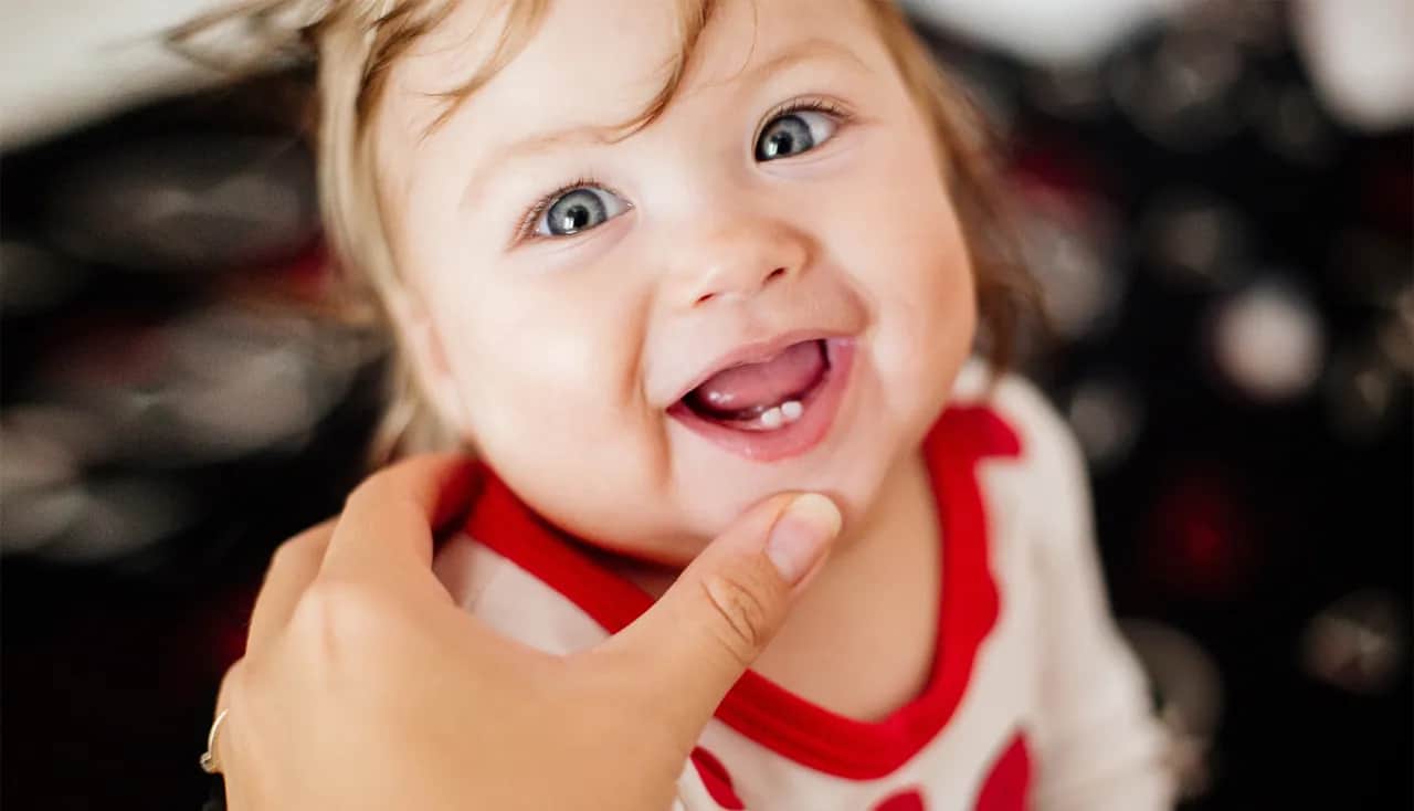 Swędzące dziąsła u niemowlaka: Jak szybko ulżyć dziecku?