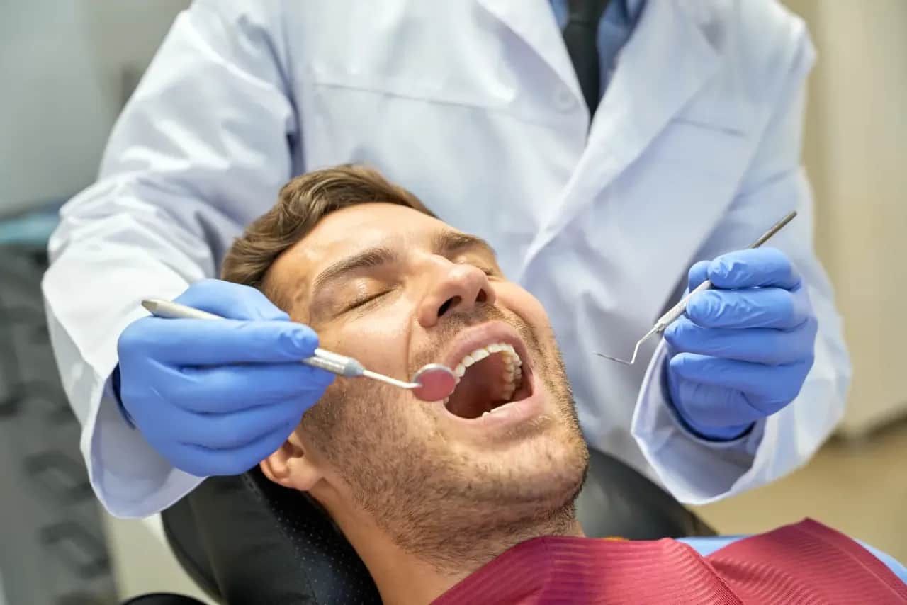 Ból dziąsła przy zębie? Natychmiastowa ulga i sygnały do dentysty