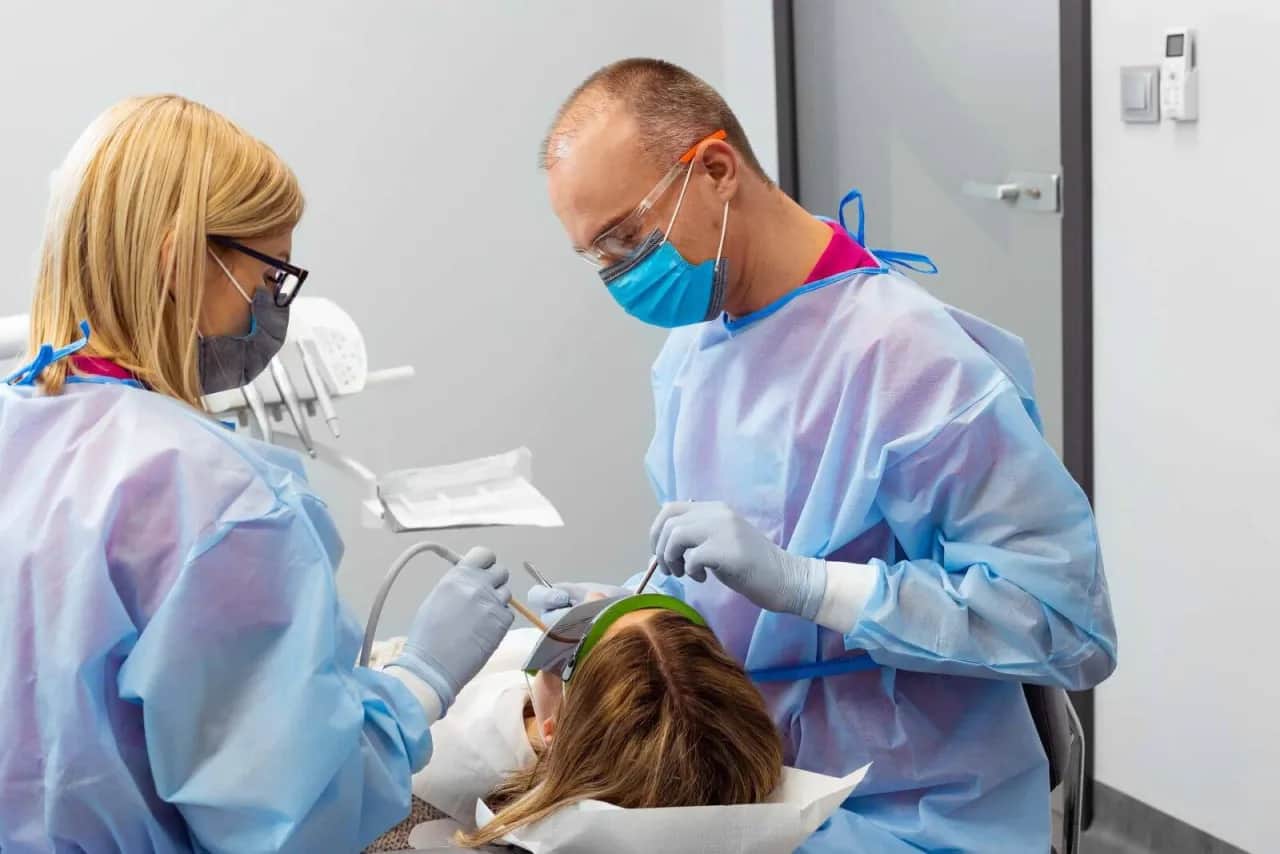 Kiedy do dentysty w ciąży? Bezpieczne leczenie zębów dla mamy i dziecka